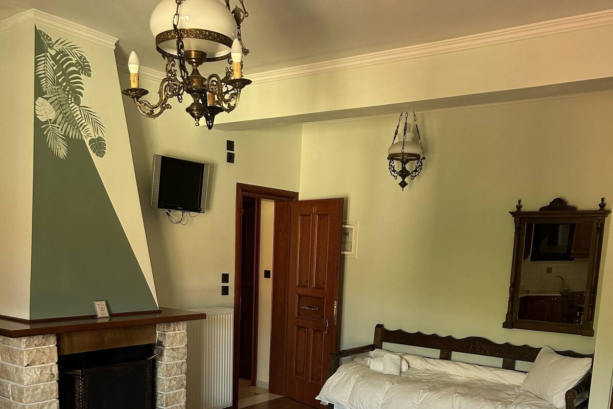 Triple Room, Mountain View | Soundproofing, iron/ironing board (on request), WiFi (free)