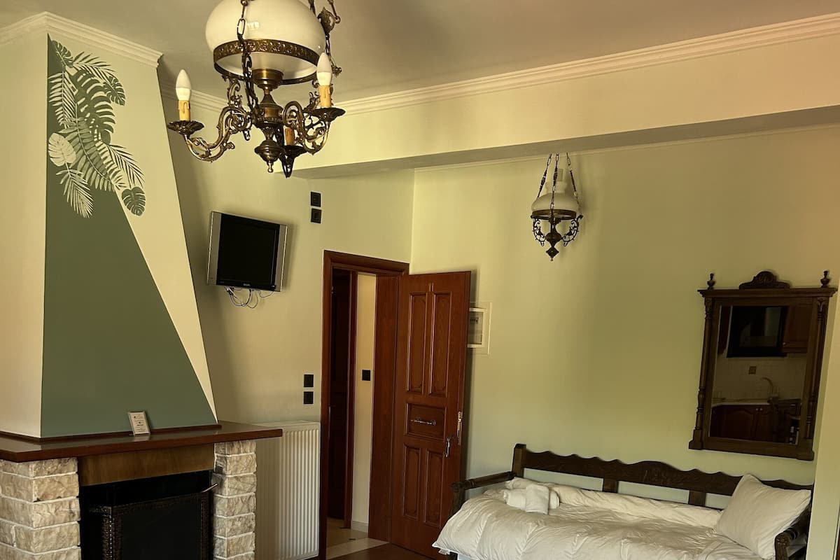 Triple Room, Mountain View | Soundproofing, iron/ironing board, free WiFi