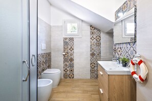 Shower, hair dryer, towels