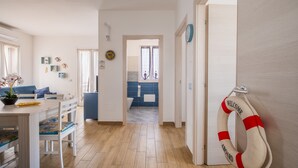 Un interno moderno con zona pranzo, soggiorno e bagno.