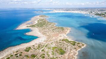Una spiaggia nelle vicinanze