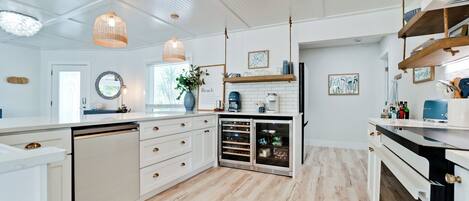 ثلاجة، ميكروويف، فرن، موقد طهي مسطح