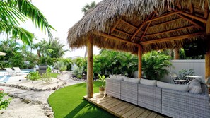 Terrace/patio - SunnyBlue – Luxury Canal Retreat with Pool, Hot Tub & Tiki Hut, Pets Welcome (Holmes Beach)
