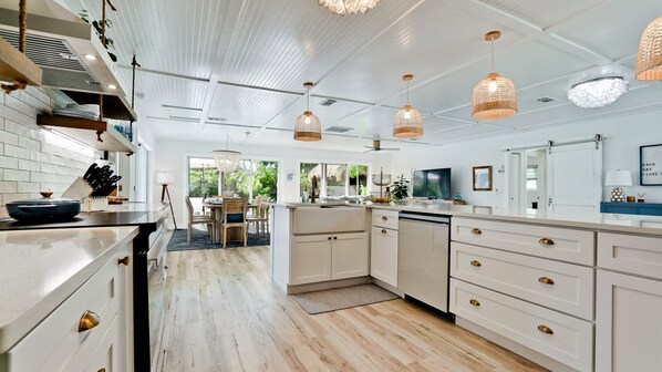 ثلاجة، ميكروويف، فرن، موقد طهي مسطح