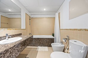 Secadora de cabello, bidet, toallas, jabón
