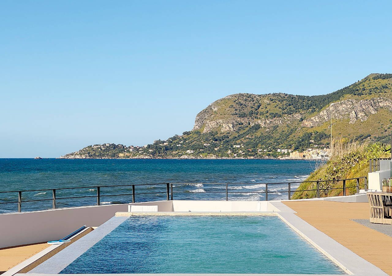 Una piscina al aire libre de temporada