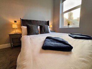 2 habitaciones, tabla de planchar con plancha, wifi y ropa de cama