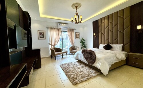 Grand Berkshire Signature Hotel