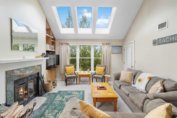 Una televisión, una chimenea, una oficina