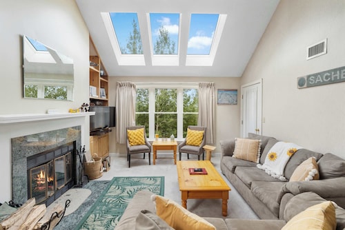 2BR Winterplace Ski Condo w/ Fireplace + Hot Tubs