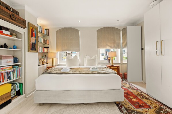 3 habitaciones, escritorio y tabla de planchar con plancha 
