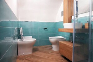 Shower, hair dryer, bidet, towels - 5 minutes from the archaeological museum and historic center (Napoli)