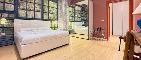 Een strijkplank/strijkijzer, wifi, beddengoed