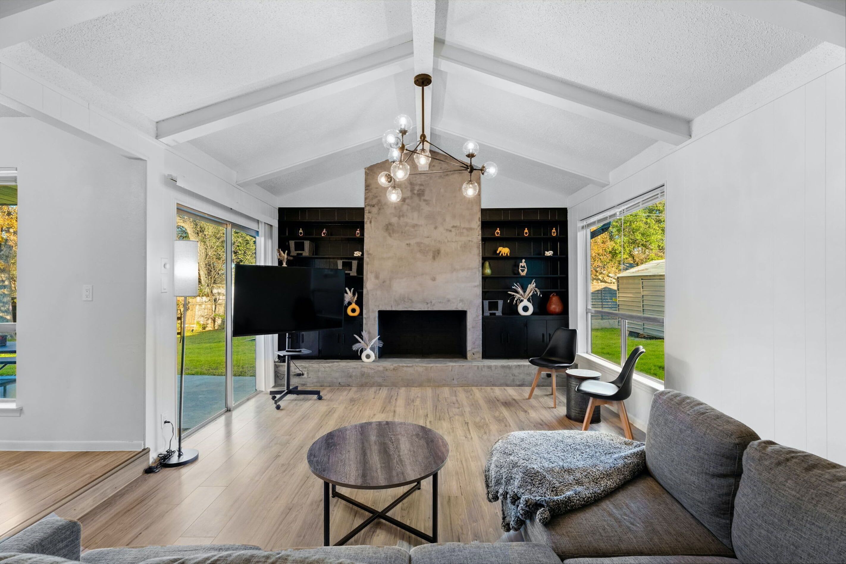 TV, videospill og kontorer