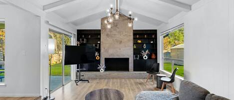 تلفزيون، ألعاب فيديو، مكتب