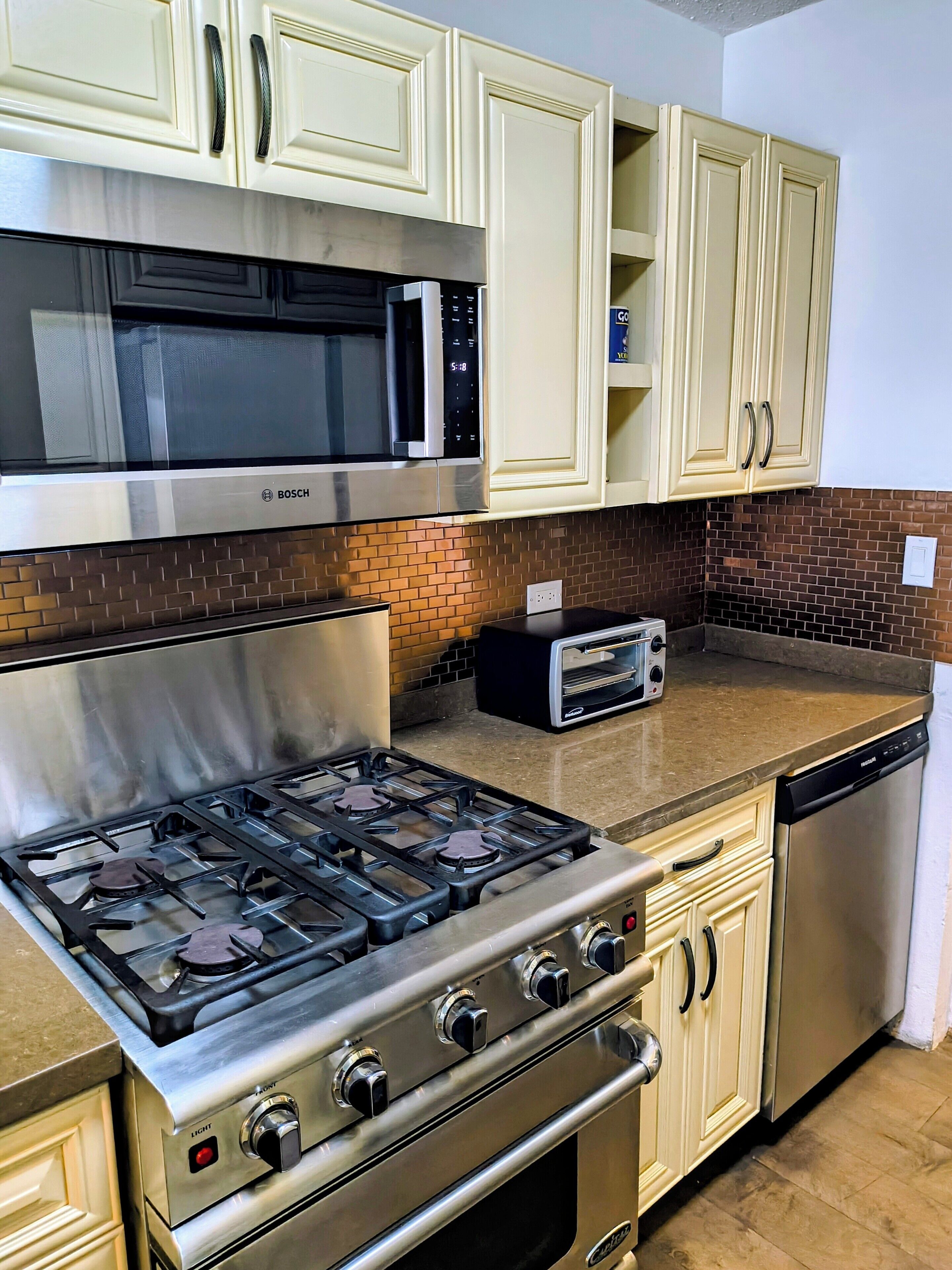 Mikroaaltouuni, uuni, liesi, astianpesukone