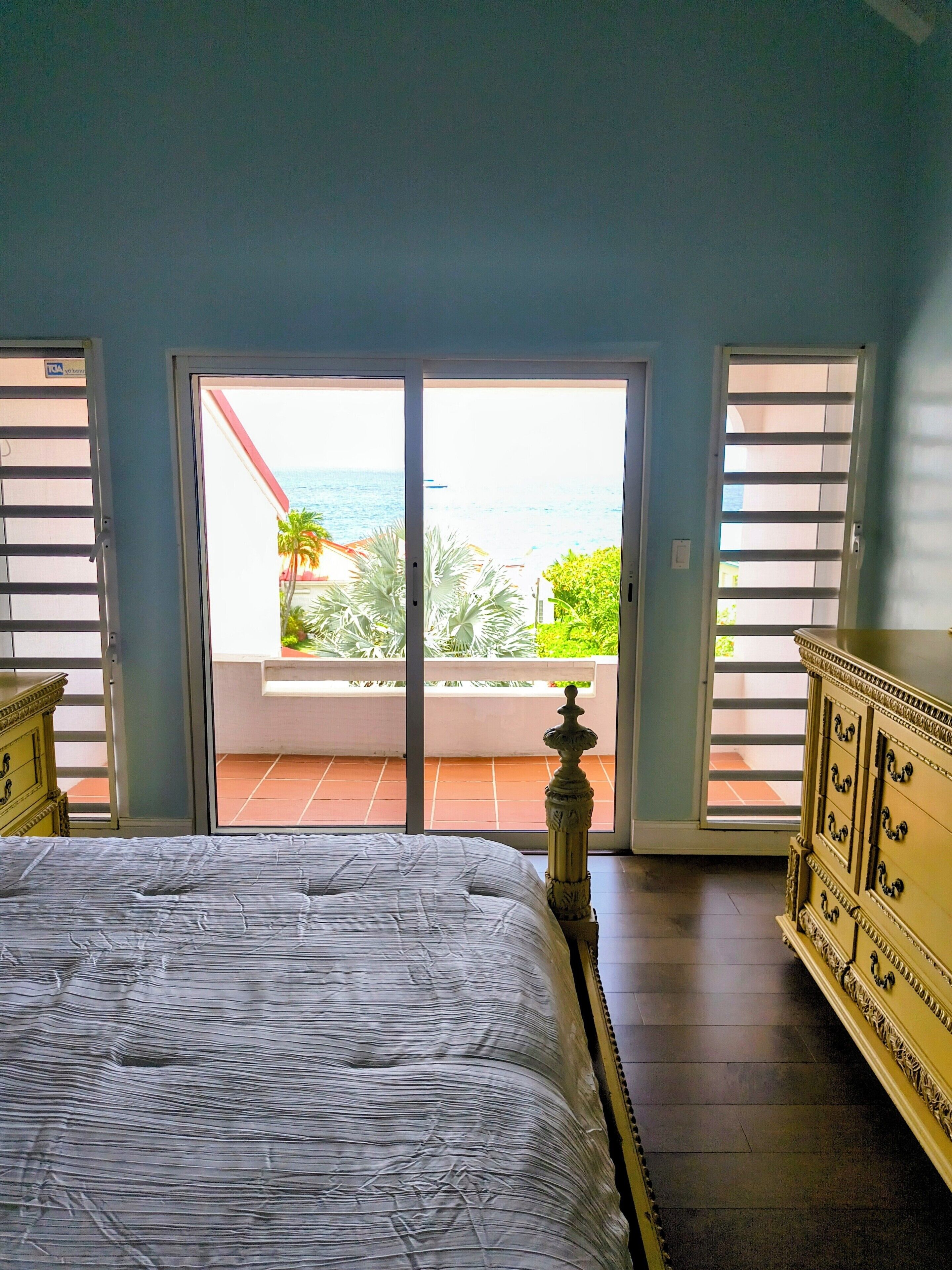 3 slaapkamers, een strijkplank/strijkijzer, gratis wifi, beddengoed