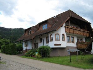 Exterior - Holiday Apartment 'Morgenröte' with Mountain View, Shared Garden and Wi-Fi (Winden im Elztal)