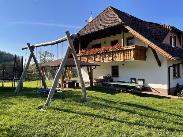 Children’s area - Holiday Apartment 'Morgenröte' with Mountain View, Shared Garden and Wi-Fi (Winden im Elztal)
