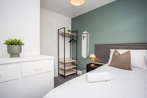 3 slaapkamers, een strijkplank/strijkijzer, gratis wifi, beddengoed