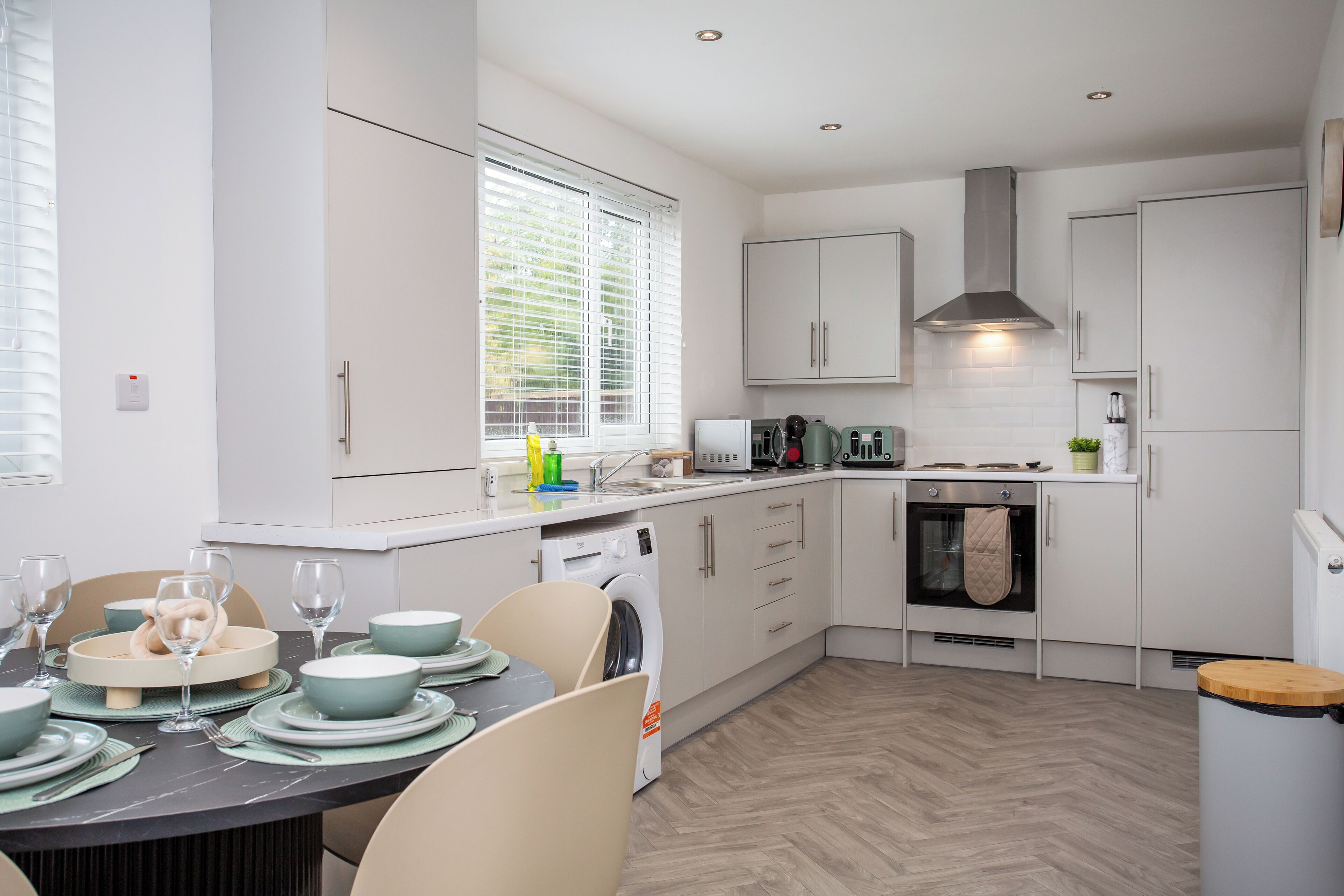 Kühlschrank, Mikrowelle, Ofen, Herdplatte