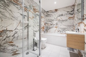 Haartrockner, Handtücher, Toilettenpapier