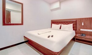 Escritorio, tabla de planchar con plancha, wifi gratis y ropa de cama