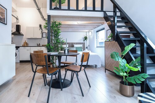 Élégant loft de 2 chambres au cœur de Tilbourg. Moderne, lumineux et entièrement équipé, il comprend une cuisine, un Wi-Fi haut débit, une télévision connectée et un espace de travail : idéal pour une escapade citadine ou un séjour de travail confort