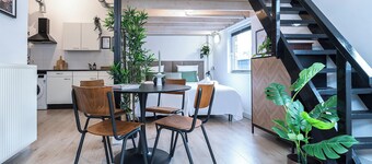 Élégant loft de 2 chambres au cœur de Tilbourg. Moderne, lumineux et entièrement équipé, il comprend une cuisine, un Wi-Fi haut débit, une télévision connectée et un espace de travail : idéal pour une escapade citadine ou un séjour de travail confort