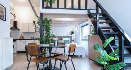 ĂlĂ©gant loft de 2 chambres au cĆur de Tilbourg. Moderne, lumineux et entiĂšrement Ă©quipĂ©, il comprend une cuisine, un Wi-Fi haut dĂ©bit, une tĂ©lĂ©vision connectĂ©e et un espace de travail : idĂ©al pour une escapade citadine ou un sĂ©jour de travail confort