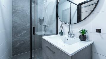 Secador de pelo y toallas