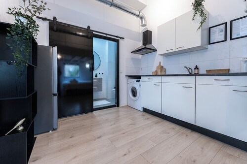 Stylish and spacious open loft with double sleeping areas  in the heart of Tilburg. Modern, bright, and fully equipped with kitchen, fast WiFi, smart TV, and workspace — perfect for a city getaway or comfortable workation.