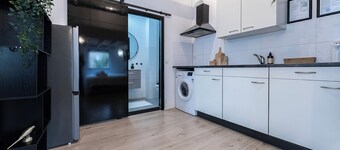 Stylish and spacious open loft with double sleeping areas  in the heart of Tilburg. Modern, bright, and fully equipped with kitchen, fast WiFi, smart TV, and workspace — perfect for a city getaway or comfortable workation.