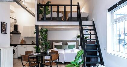 Stylish and spacious open loft with double sleeping areas in the heart of Tilburg. Modern, bright, and fully equipped with kitchen, fast WiFi, smart TV, and workspace — perfect for a city getaway or comfortable workation.