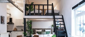 Stylish and spacious open loft with double sleeping areas in the heart of Tilburg. Modern, bright, and fully equipped with kitchen, fast WiFi, smart TV, and workspace — perfect for a city getaway or comfortable workation.