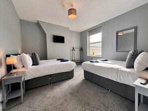 2 habitaciones, tabla de planchar con plancha, wifi y ropa de cama