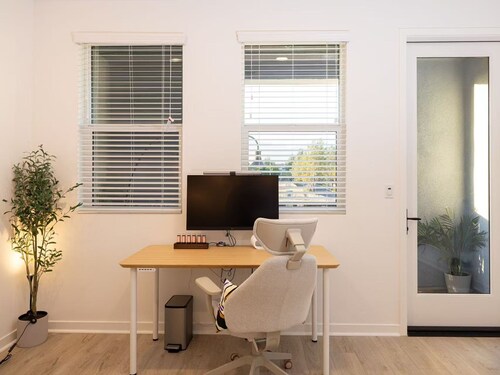 Near ONT Modern Designer Stay Bright Chic Spacious