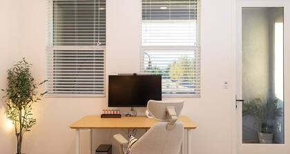 Near ONT Modern Designer Stay Bright Chic Spacious