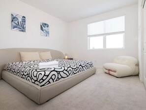 Apartment | 2 bedrooms, laptop workspace, blackout drapes, Internet - Near ONT Modern Designer Stay Bright Chic Spacious (Ontario)