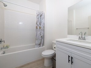 Apartment | Bathroom - Near ONT Modern Designer Stay Bright Chic Spacious (Ontario)