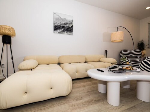 Near ONT Modern Designer Stay Bright Chic Spacious