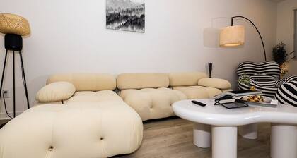 Near ONT Modern Designer Stay Bright Chic Spacious