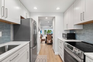 Køleskab, mikrobølgeovn, ovn, kogeplade