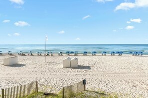 På stranden
