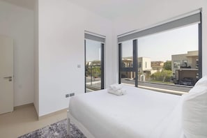 4 bedrooms, iron/ironing board, WiFi, bed sheets