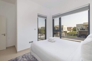 4 bedrooms, iron/ironing board, WiFi, bed sheets