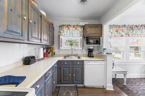 Microwave, dishwasher, coffee/tea maker - Shannon B - upstairs (Ocean City)