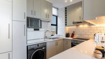 Frigorifero, microonde, forno, piano cottura