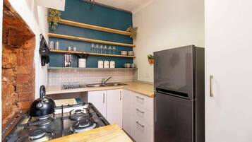 Kylskåp, ugn, spishäll och brödrost