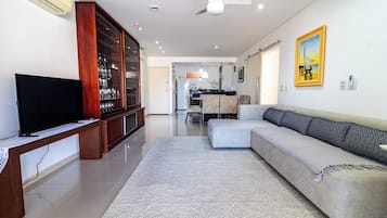 Classic Apartment, 3 Bedrooms, Kitchen | Living room